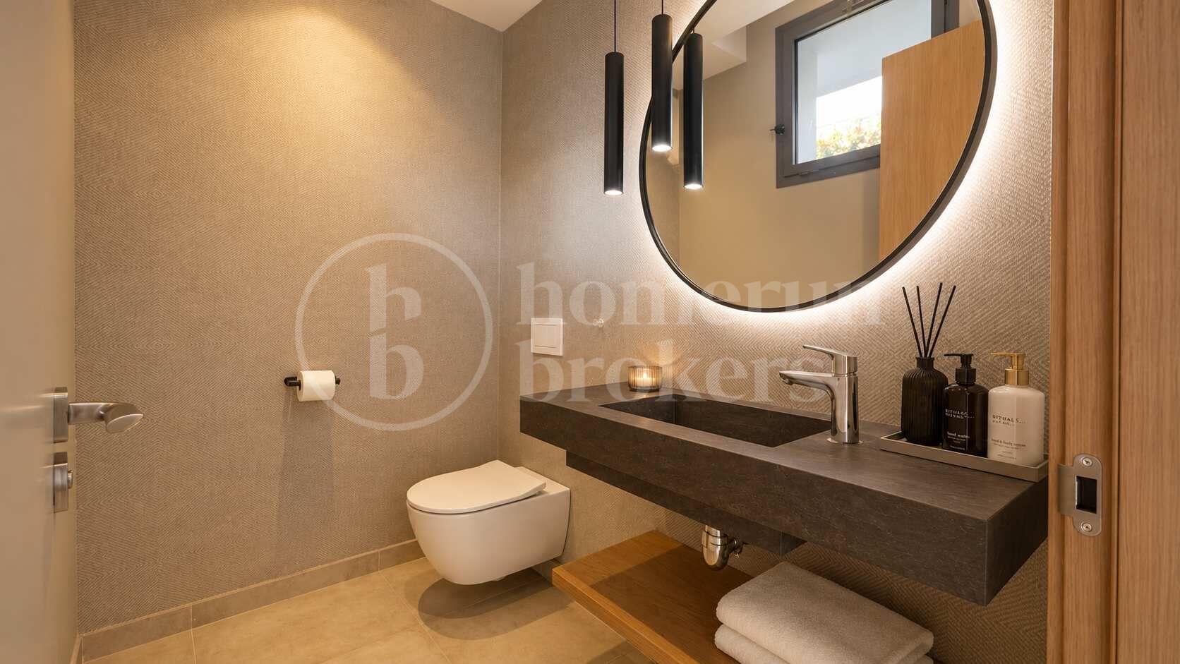 Modern Frontline Golf Villa with Rooftop Terrace in El Paraíso