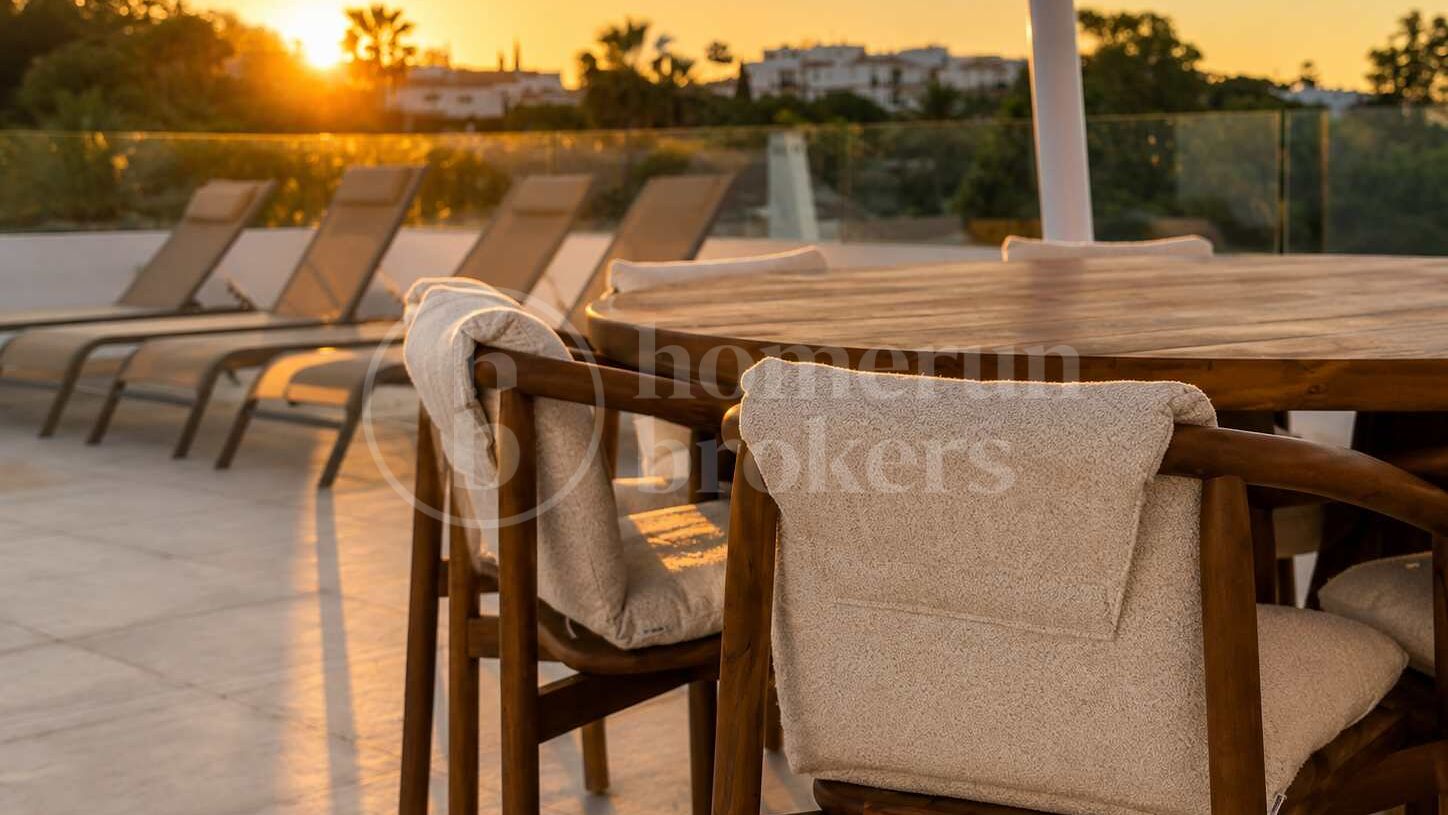 Modern Frontline Golf Villa with Rooftop Terrace in El Paraíso