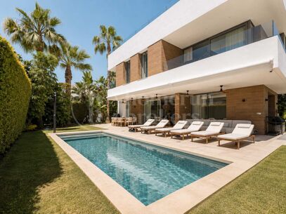 Modern Frontline Golf Villa with Rooftop Terrace in El Paraíso