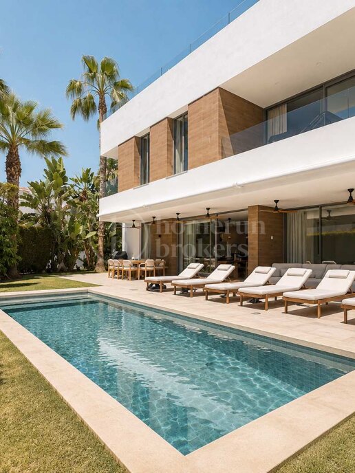 Modern Frontline Golf Villa with Rooftop Terrace in El Paraíso