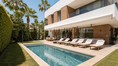 Modern Frontline Golf Villa with Rooftop Terrace in El Paraíso
