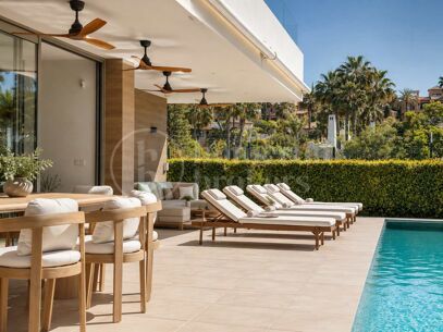 Modern Frontline Golf Villa with Rooftop Terrace in El Paraíso