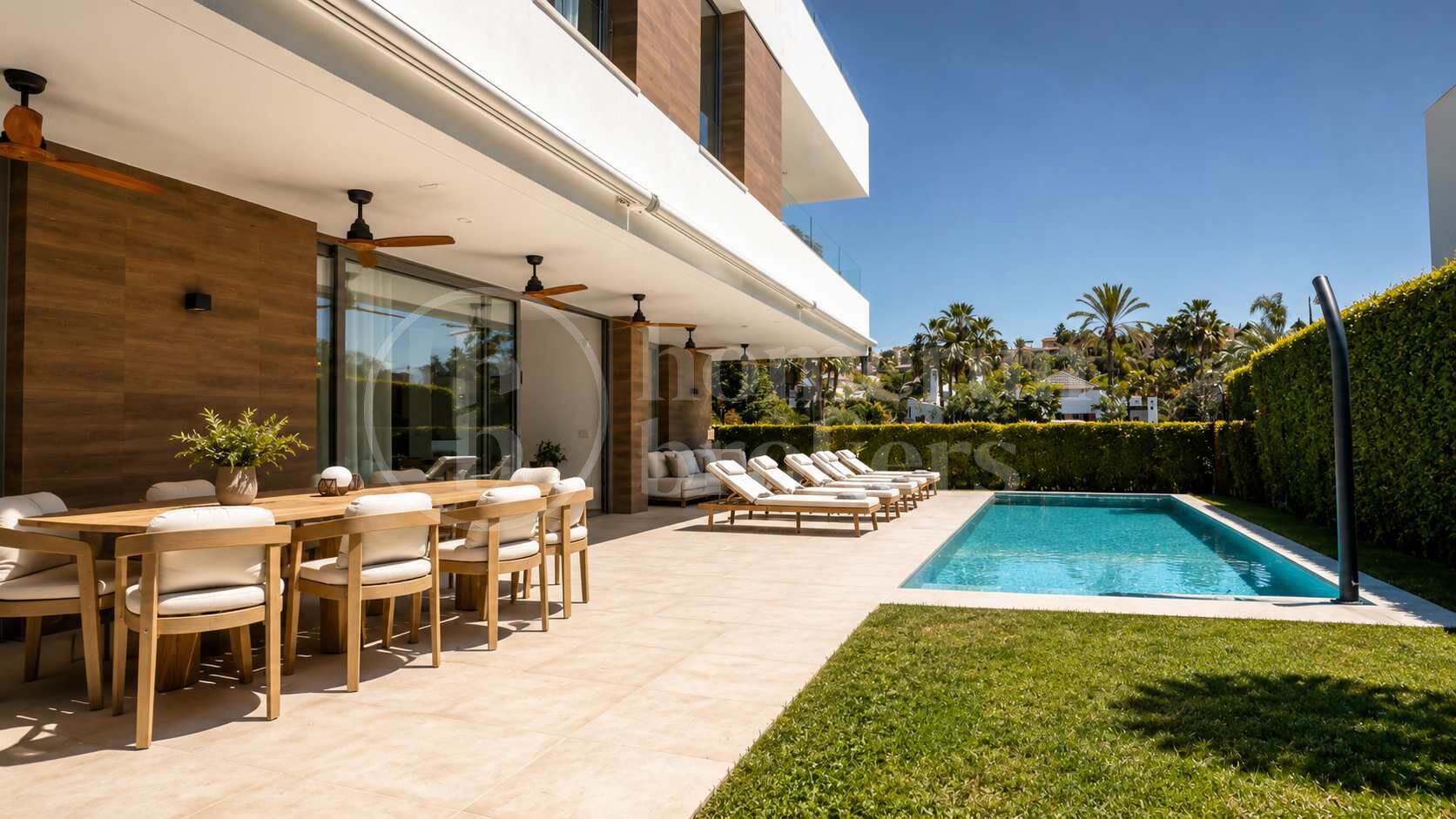 Modern Frontline Golf Villa with Rooftop Terrace in El Paraíso