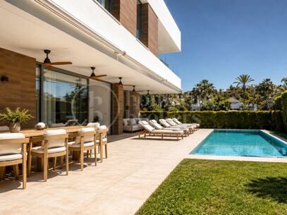 Modern Frontline Golf Villa with Rooftop Terrace in El Paraíso