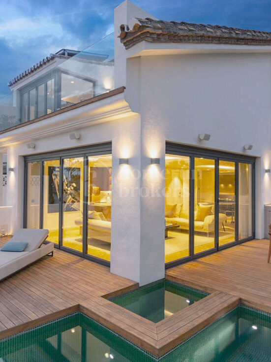 Modern strandnära villa med havsutsikt i Puente Romano