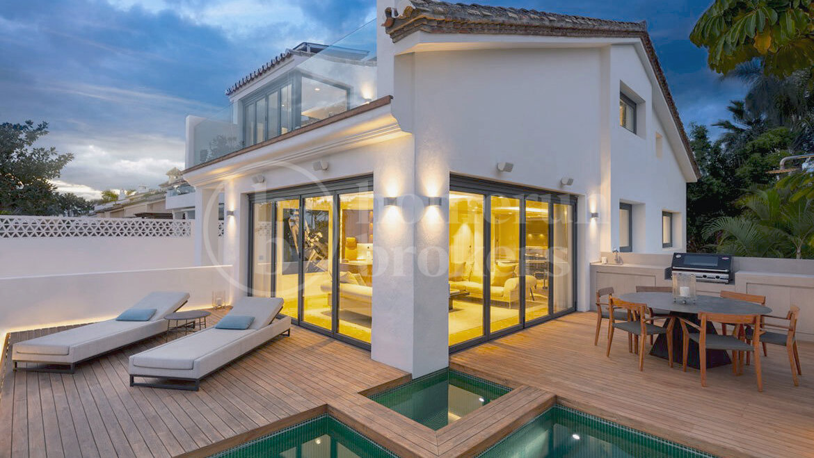 Contemporary Beachside Villa with Sea Views in Puente Romano