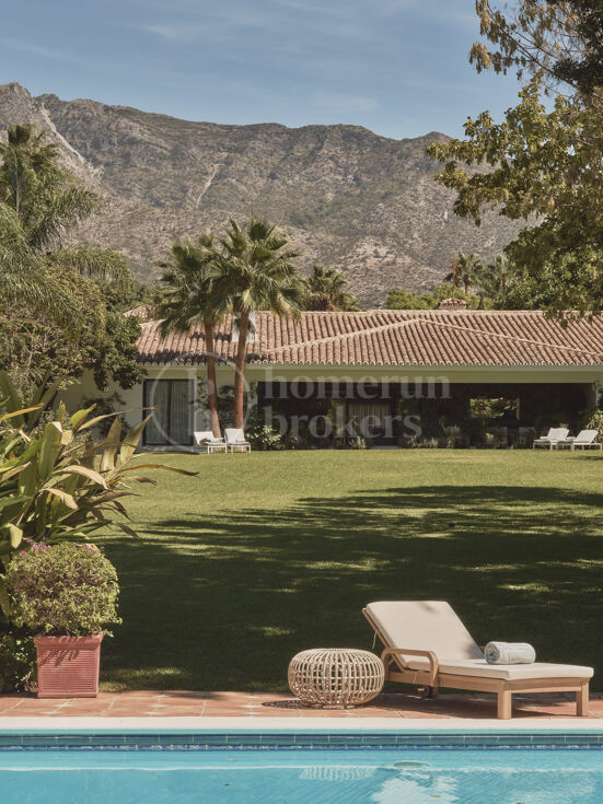 Exklusiv lyxvilla i Marbella med privat pool, padelbana och bara ett stenkast från Puente Romano