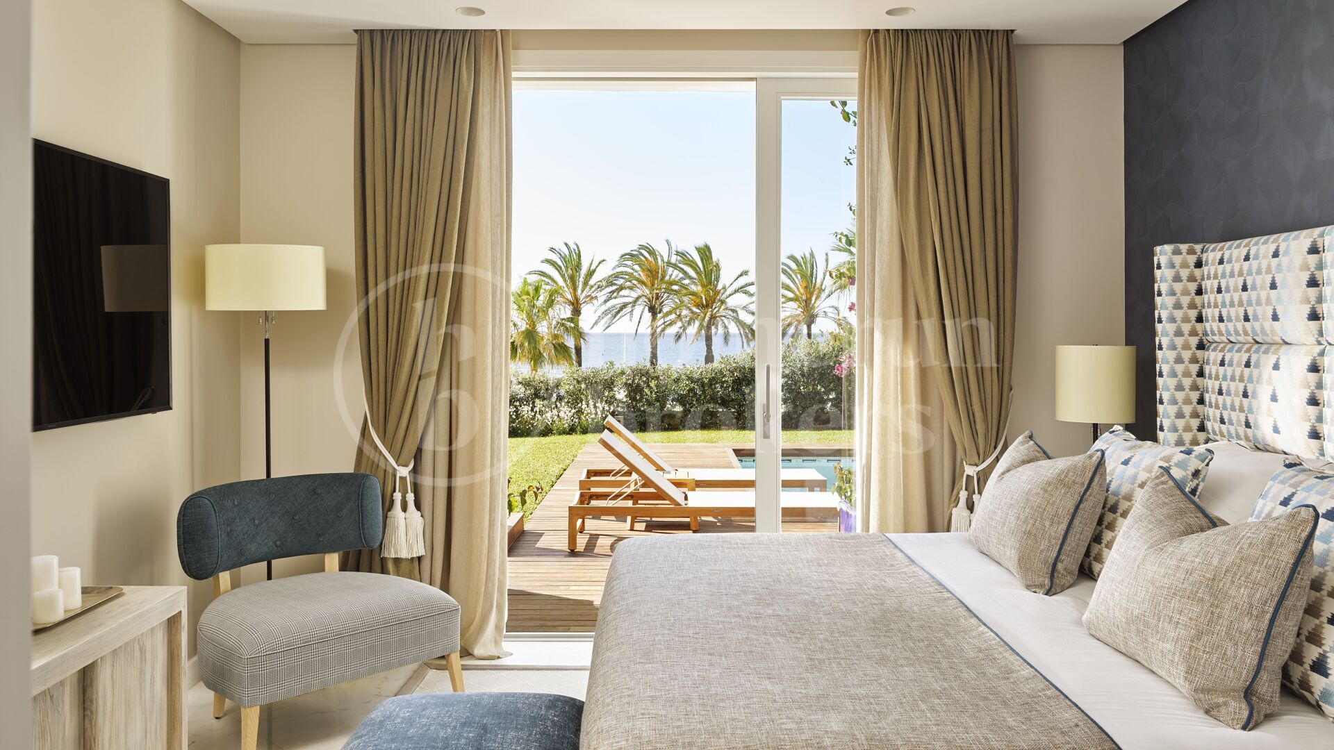 Luxury Beachfront Retreat with Private Pool in Puente Romano