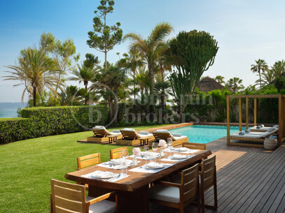 Luxury Beachfront Retreat with Private Pool in Puente Romano