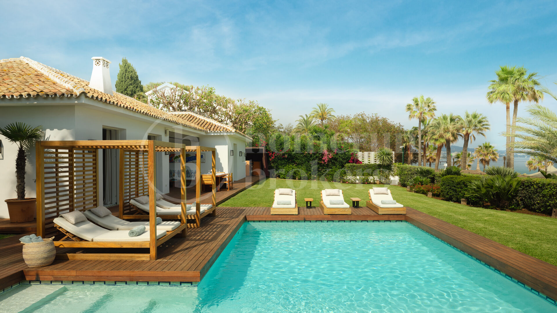 Luxury Beachfront Retreat with Private Pool in Puente Romano
