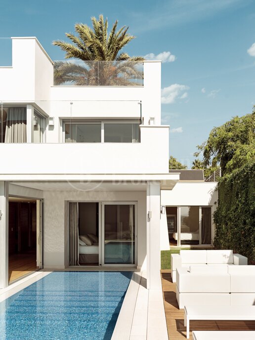 Modern Beachside 5-Bedroom Villa in Puente Romano