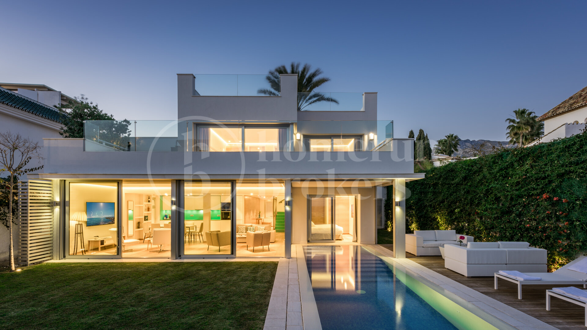 Modern Beachside 5-Bedroom Villa in Puente Romano