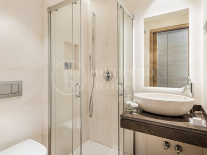 Modern Beachside 5-Bedroom Villa in Puente Romano