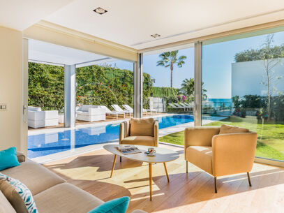 Modern Beachside 5-Bedroom Villa in Puente Romano