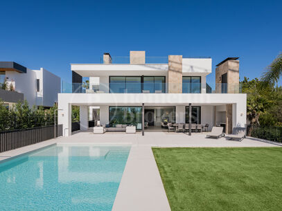 Villa Alba - Contemporary villa for sale in Los Naranjos with Golf Views