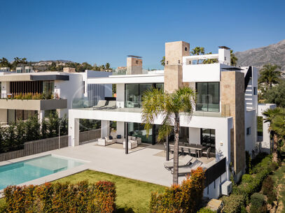 Villa Alba - Contemporary villa for sale in Los Naranjos with Golf Views