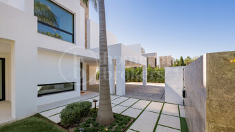 Villa Alba - Contemporary villa for sale in Los Naranjos with Golf Views