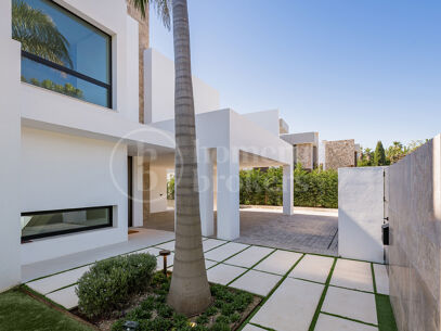 Villa Alba - Contemporary villa for sale in Los Naranjos with Golf Views