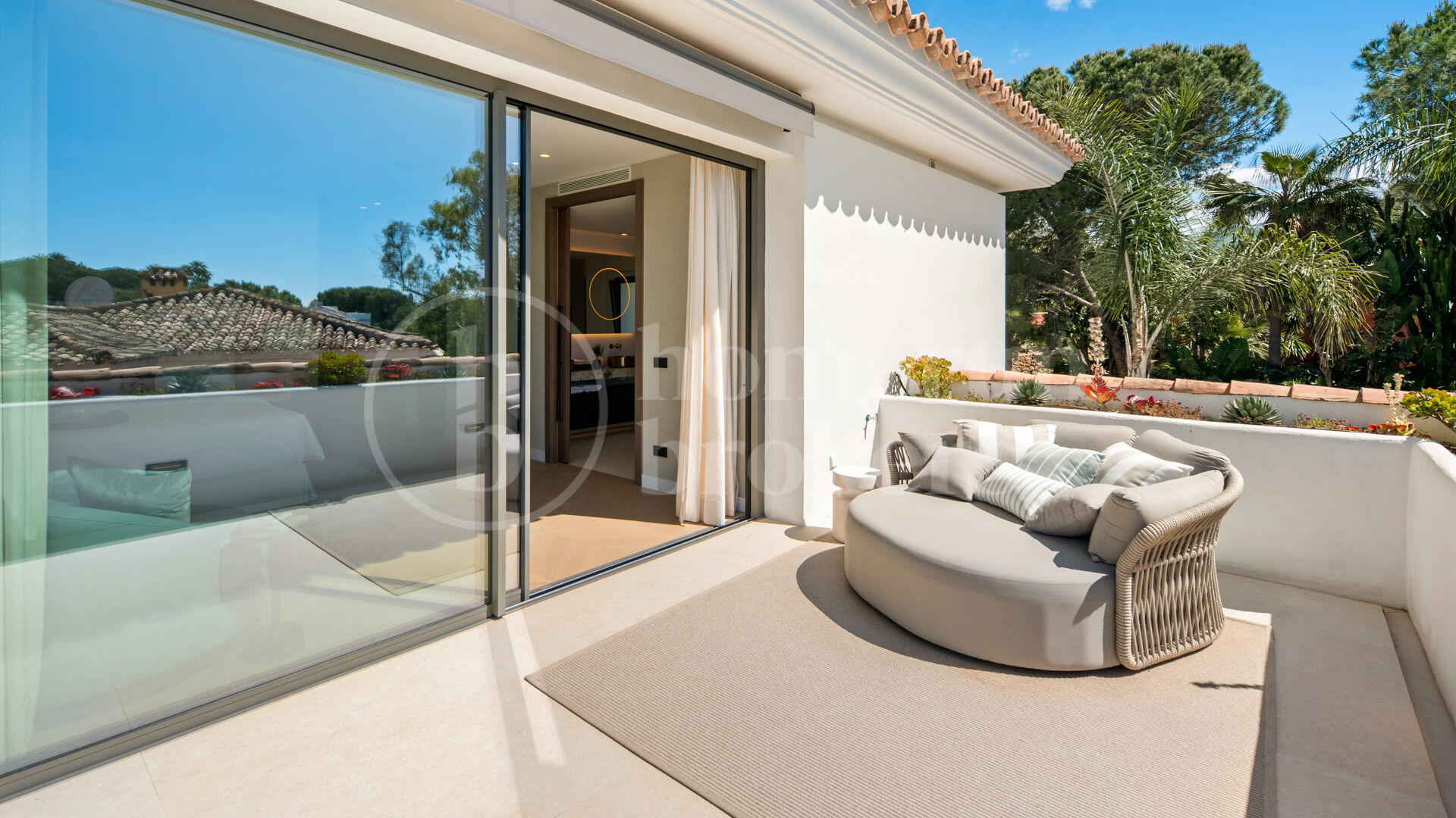 Villa till försäljning i El Herrojo, Benahavis
