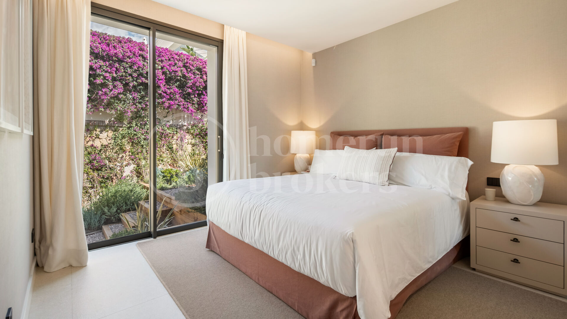 Villa till försäljning i El Herrojo, Benahavis