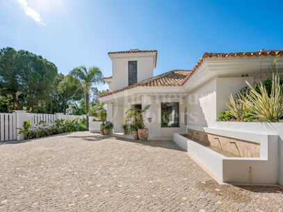 Villa till försäljning i El Herrojo, Benahavis