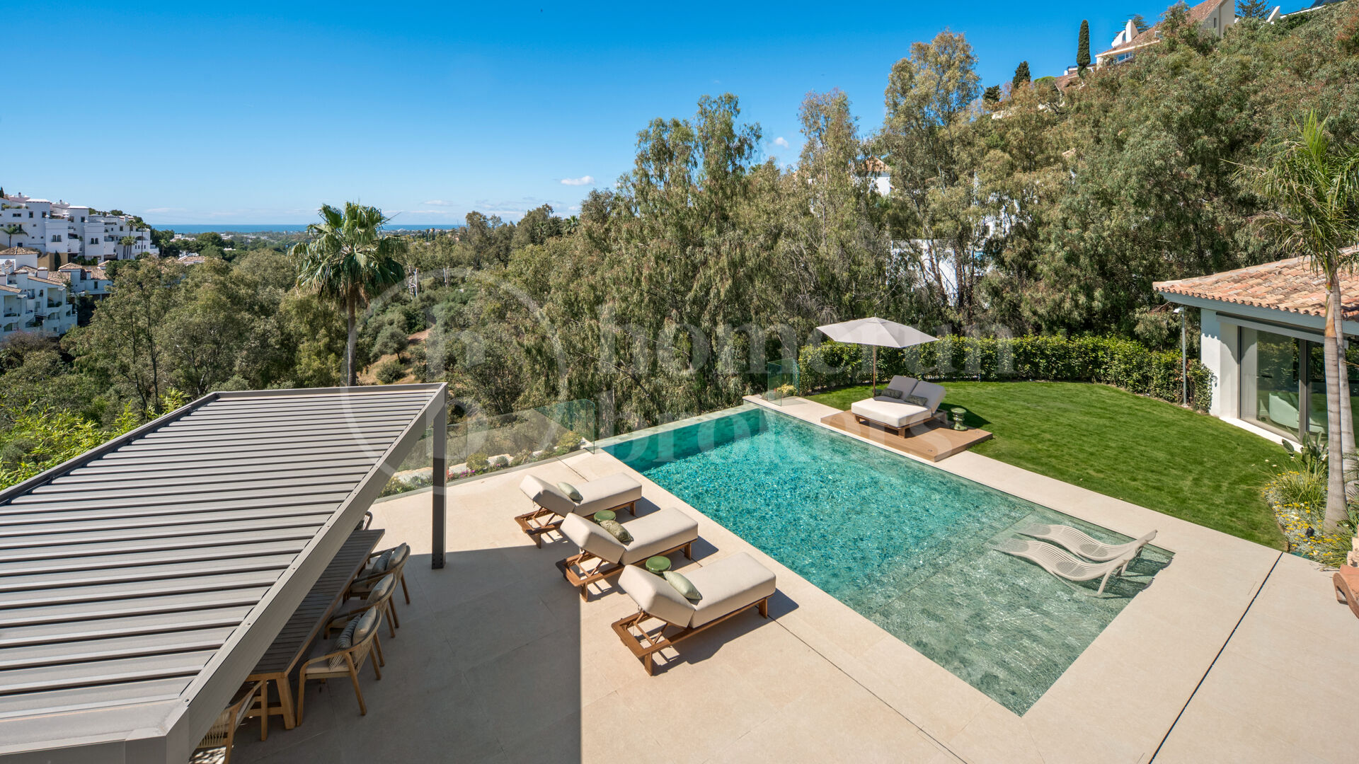 Villa till försäljning i El Herrojo, Benahavis