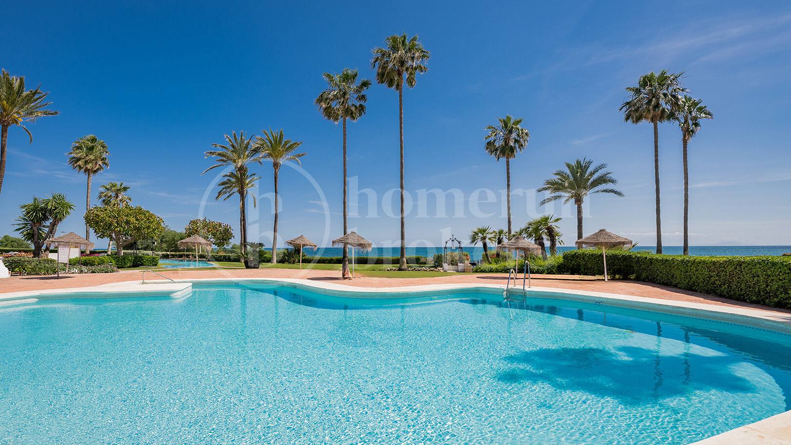 Apartment Alcazaba - Luxury Front Line Beach Ground Floor Apartment