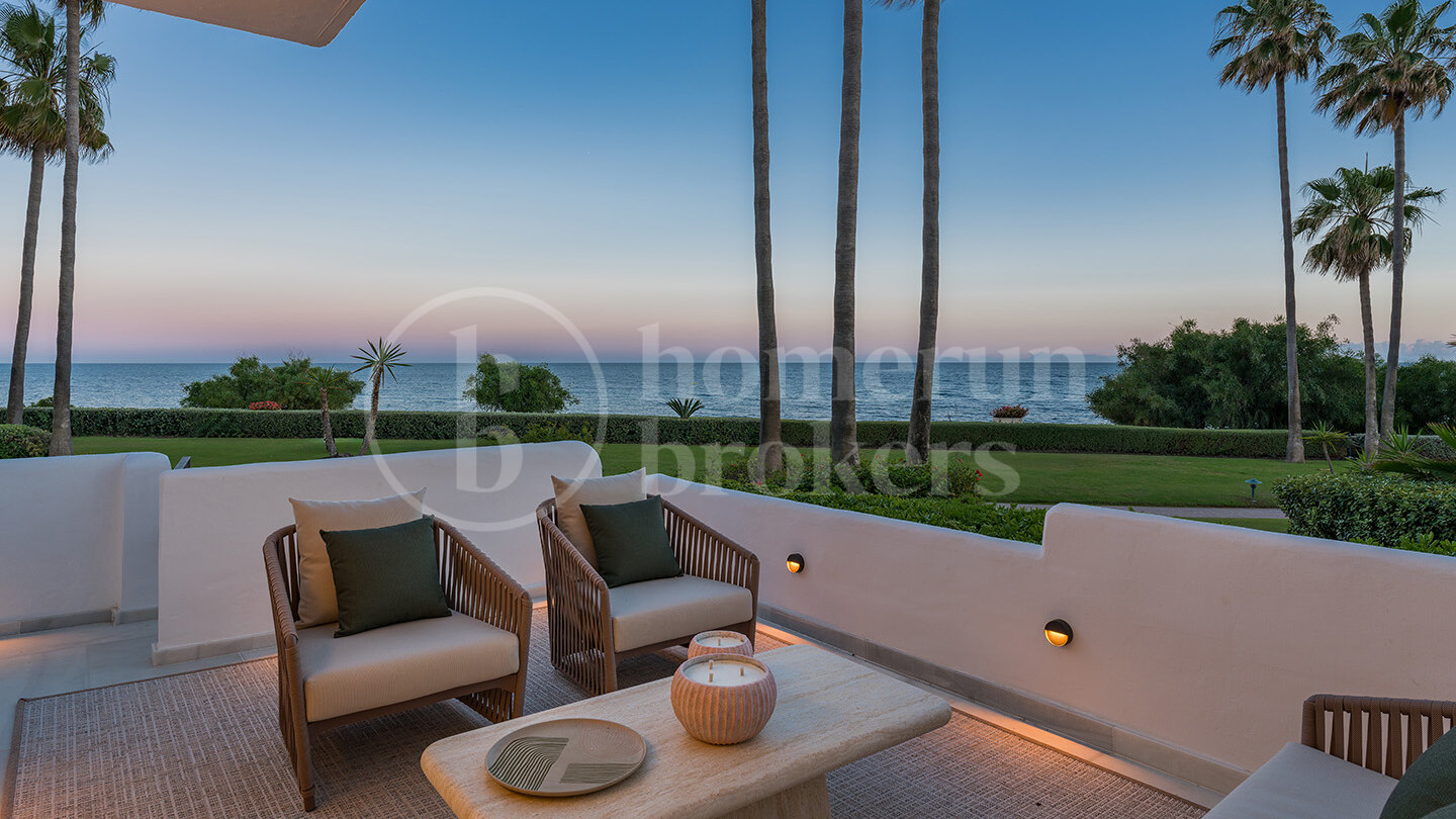 Apartment Alcazaba - Luxury Front Line Beach Ground Floor Apartment