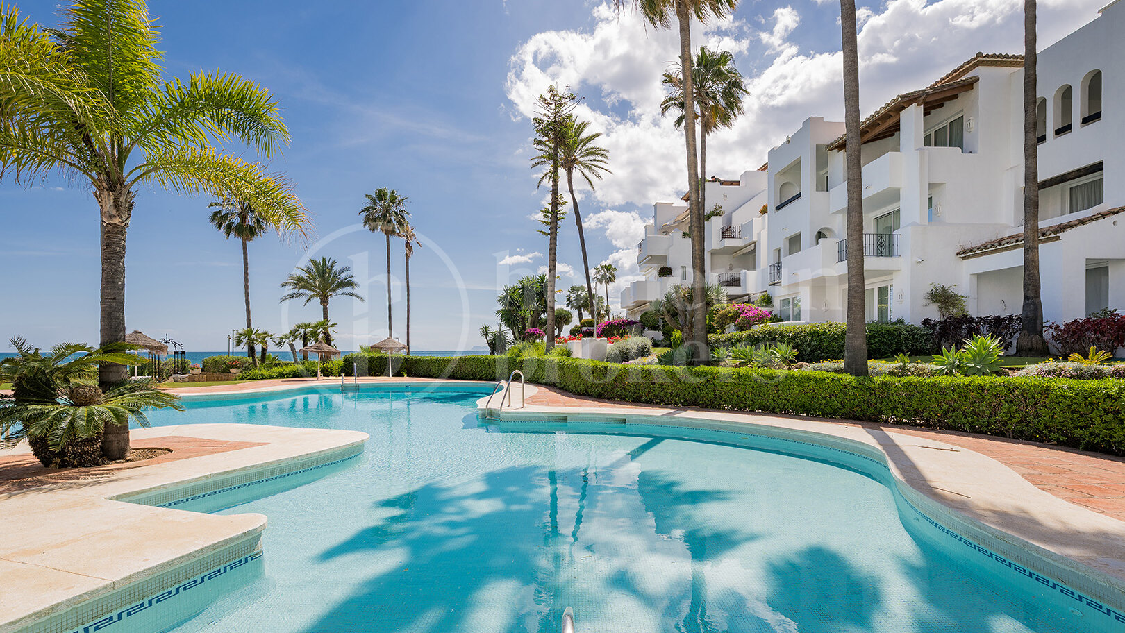 Apartment Alcazaba - Luxury Front Line Beach Ground Floor Apartment