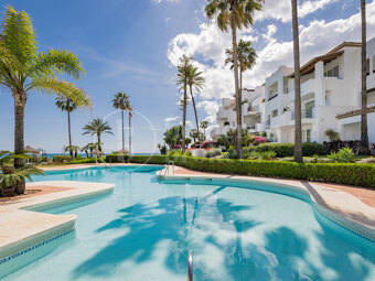 Apartment Alcazaba - Luxury Front Line Beach Ground Floor Apartment