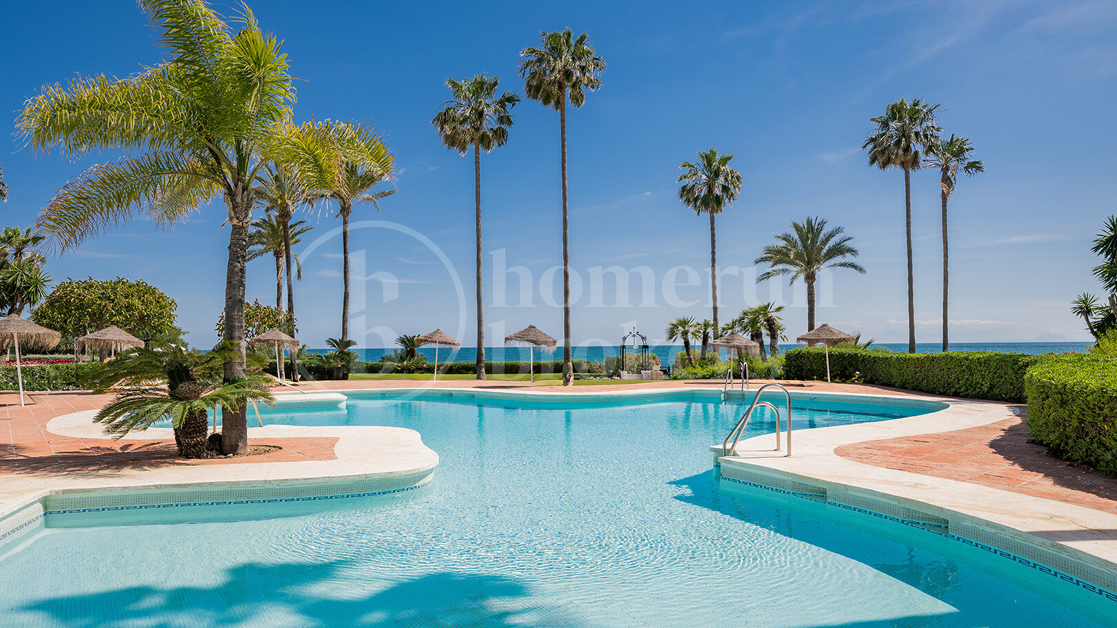 Apartment Alcazaba - Luxury Front Line Beach Ground Floor Apartment