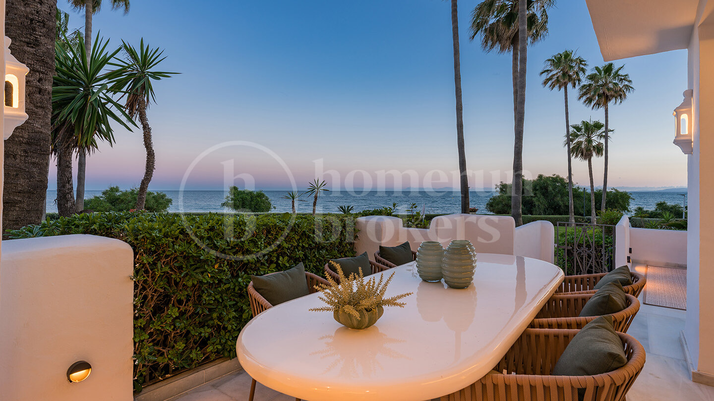 Apartment Alcazaba - Luxury Front Line Beach Ground Floor Apartment