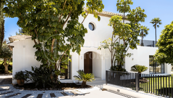 Villa Rita - Renovated Villa El Paraiso Alto with Sea Views