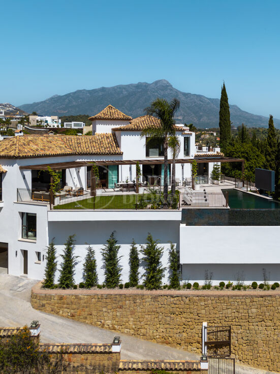 Villa Kumo - Luxury Designer Villa in El Herrojo