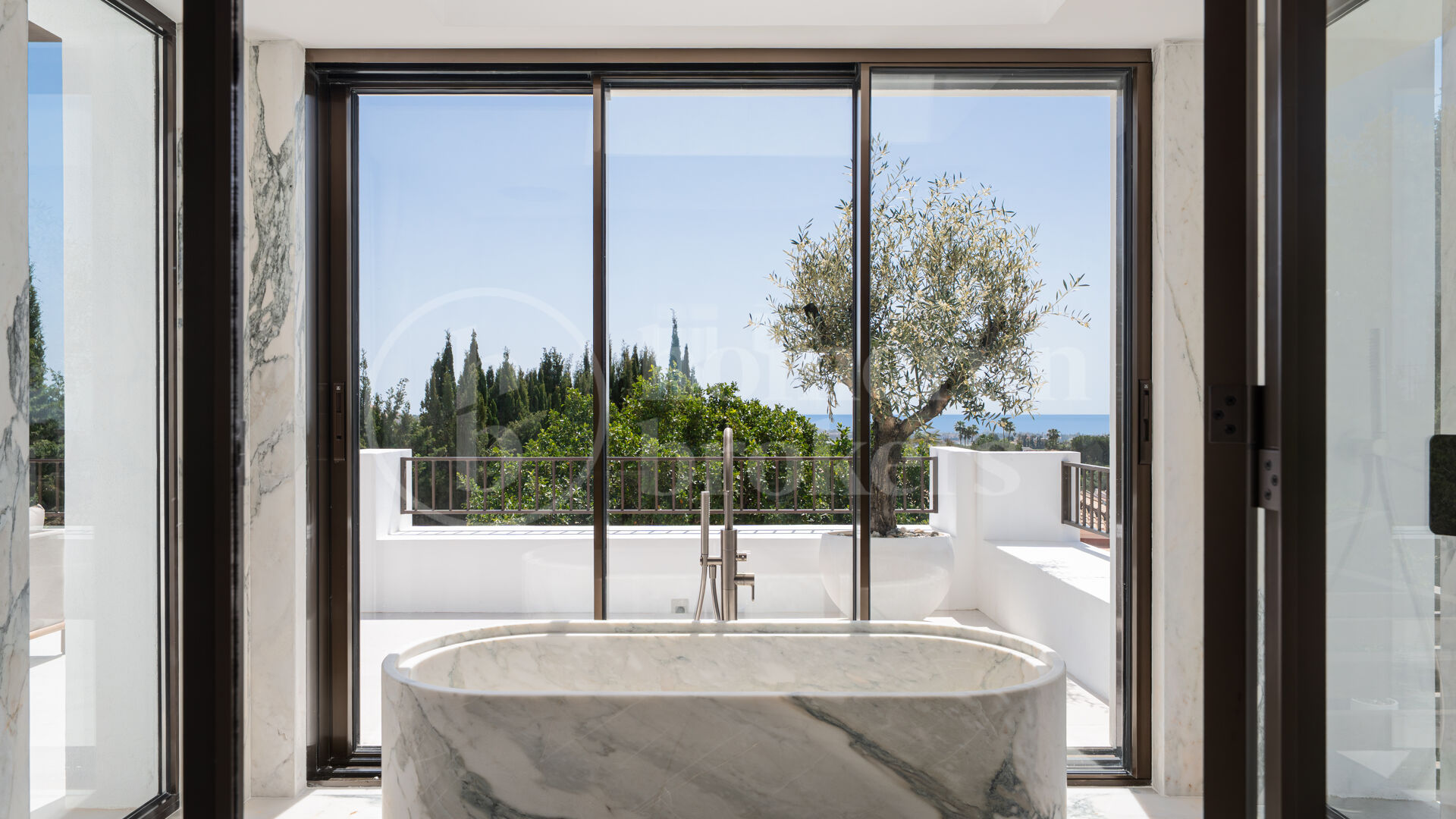Villa Kumo - Luxury Designer Villa in El Herrojo