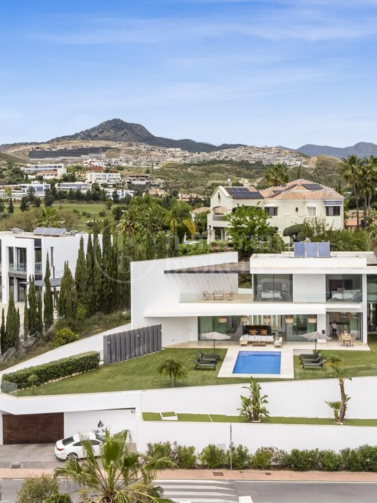Villa Fuego - Modern 5 bed villa with sea views Benahavis