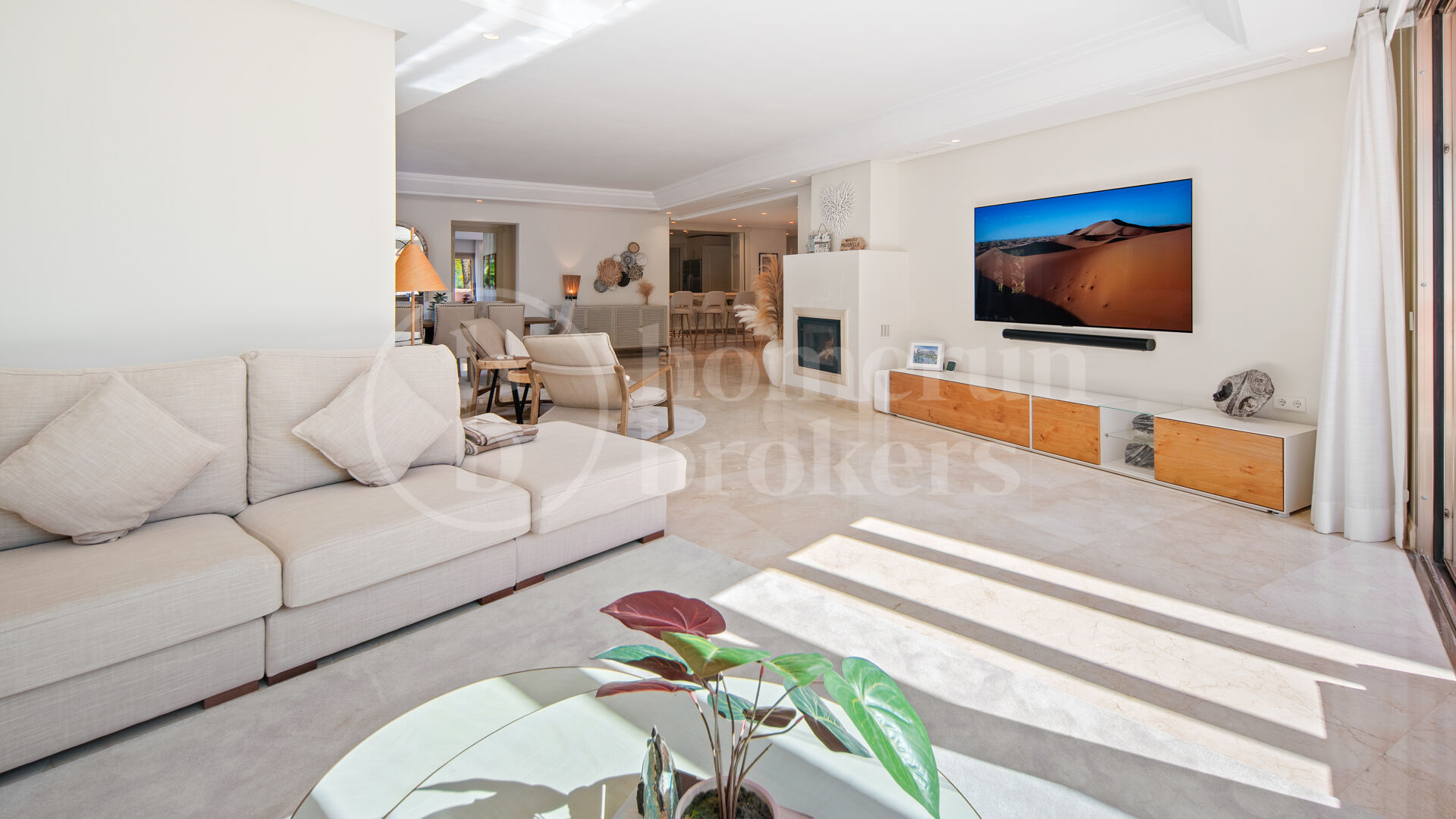 Duplex La Morera - Beachfront Duplex Penthouse with Sea Views in East Marbella