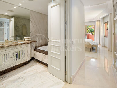 Duplex La Morera - Beachfront Duplex Penthouse with Sea Views in East Marbella