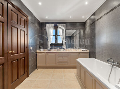 Villa Karolina - Elegant luxury Estate with sea views in Estepona