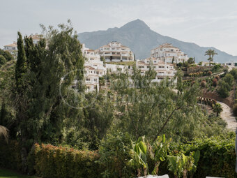 Villa Elara – Renoverad villa i Los Naranjos Hill Club