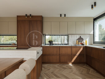 Villa Elara – Renoverad villa i Los Naranjos Hill Club