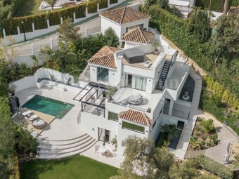 Villa Elara – Renoverad villa i Los Naranjos Hill Club