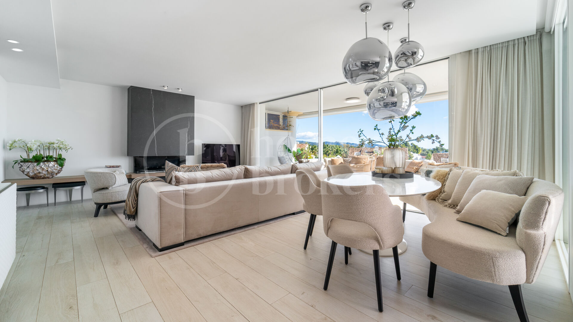 Duplex Monte Paraiso -Imponerande takvåning med havsutsikt