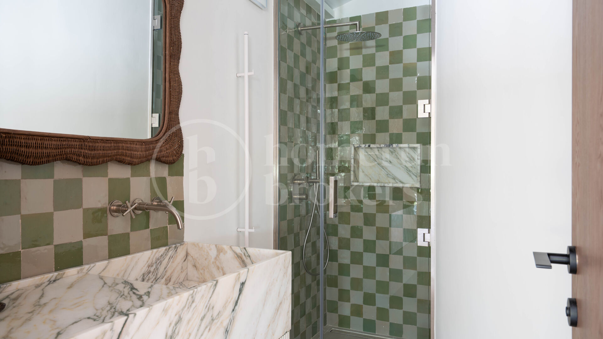 Oasis Club – Renovated Beachfront Semi-Detached House in Marbella Golden Mile