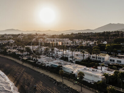 Oasis Club - Renoverad Beachfront Semi-Detached House i Marbella Golden Mile
