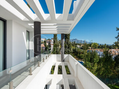 Villa Helios - Villa with Sea and Mountain Views in El Paraíso Alto