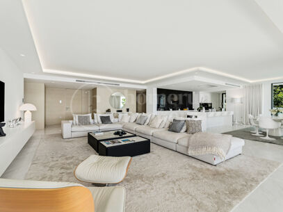Apartment Emare - Luxury Beachfront Apartment In the New Golden Mile