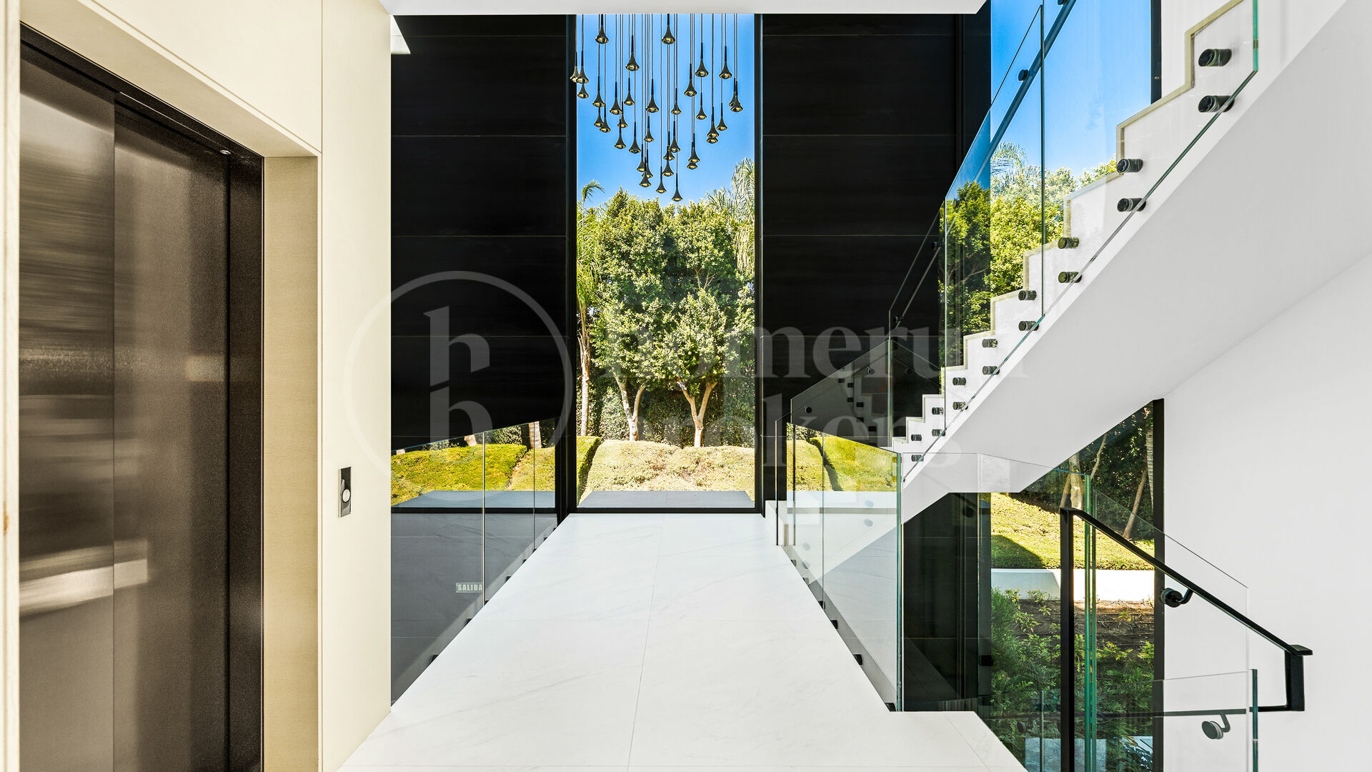 Apartment Emare - Luxury Beachfront Apartment In the New Golden Mile