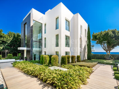 Apartment Emare - Luxury Beachfront Apartment In the New Golden Mile