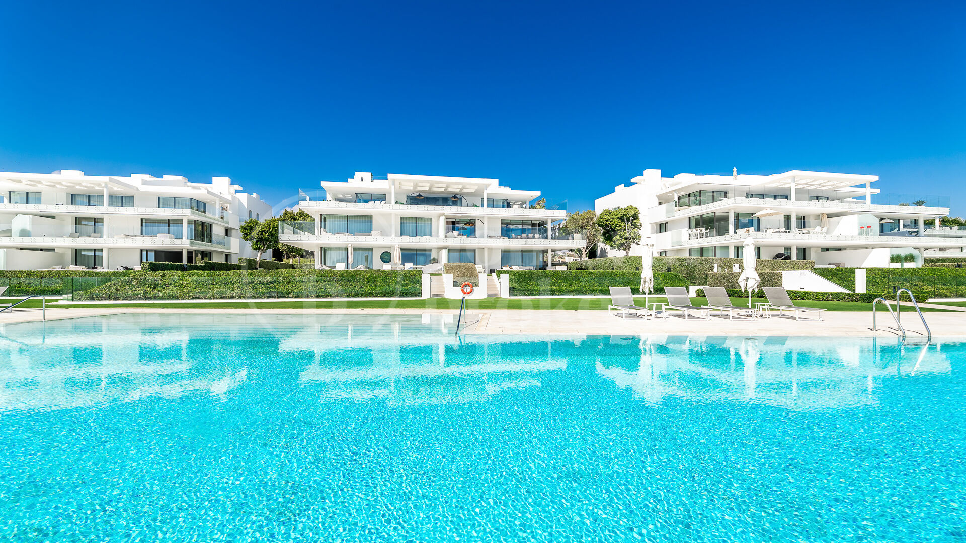 Apartment Emare - Luxury Beachfront Apartment In the New Golden Mile